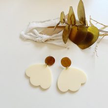Boucles d’Oreilles « Jolie Pétale » (Crème – Support Marron)