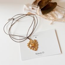 Collier « Grigri Ex-Voto Fleur » (Cordon Lurex)