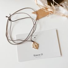 Collier « Grigri – Médaille Vierge » (Email Blanc – Cordon Lurex)