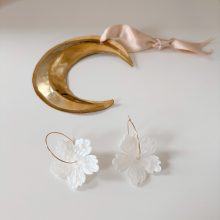 Boucles d’Oreilles « Fleur » (Blanc Nacré)