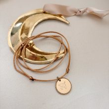 Collier Petite Fille «Colombe» (Cordon Caramel – Gravure verso aux choix)