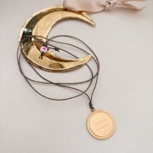 Sautoir « Médaille gladiateur » (Gravure aux choix – Cordon Lurex Noir)