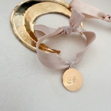 Bracelet élastique «Médaille Ronde – Initiale Fleurie» (Coloris aux choix)