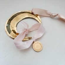 Bracelet élastique «Médaille Ronde – Couronne Fleurie» (Coloris aux choix)