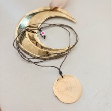 Sautoir «Médaille 30mm – Coeur Floral Mains-Maman» (à composer)